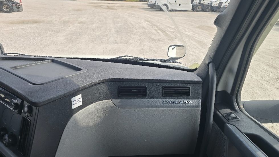 Sleeper Tractor-Heavy Duty Tractors-Freightliner-2022-T12664ST-Moberly-MO-508,438\n\t\tmiles-$ 69,750 - Image 14