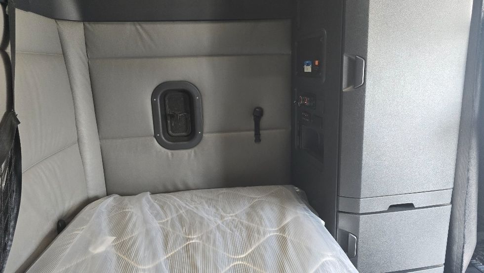 Sleeper Tractor-Heavy Duty Tractors-Freightliner-2022-T12664ST-Moberly-MO-508,438\n\t\tmiles-$ 69,750 - Image 18