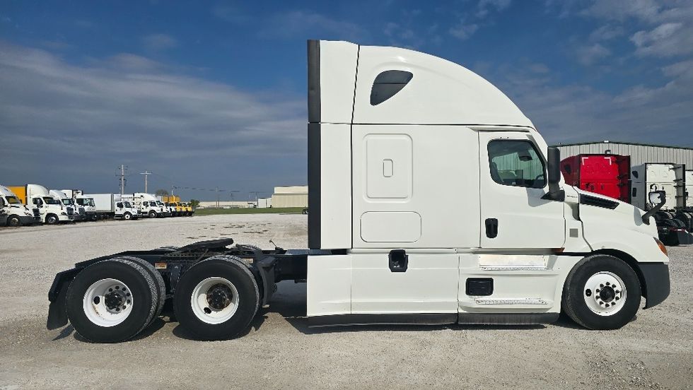 Sleeper Tractor-Heavy Duty Tractors-Freightliner-2022-T12664ST-Moberly-MO-508,438\n\t\tmiles-$ 69,750 - Image 8