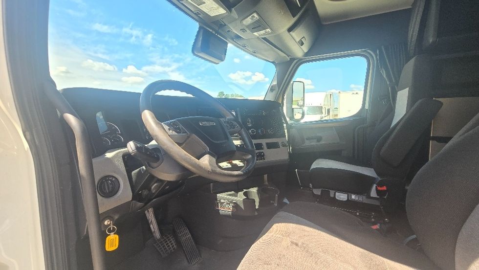 Sleeper Tractor-Heavy Duty Tractors-Freightliner-2022-T12664ST-Moberly-MO-509,096\n\t\tmiles-$ 74,000 - Image 10