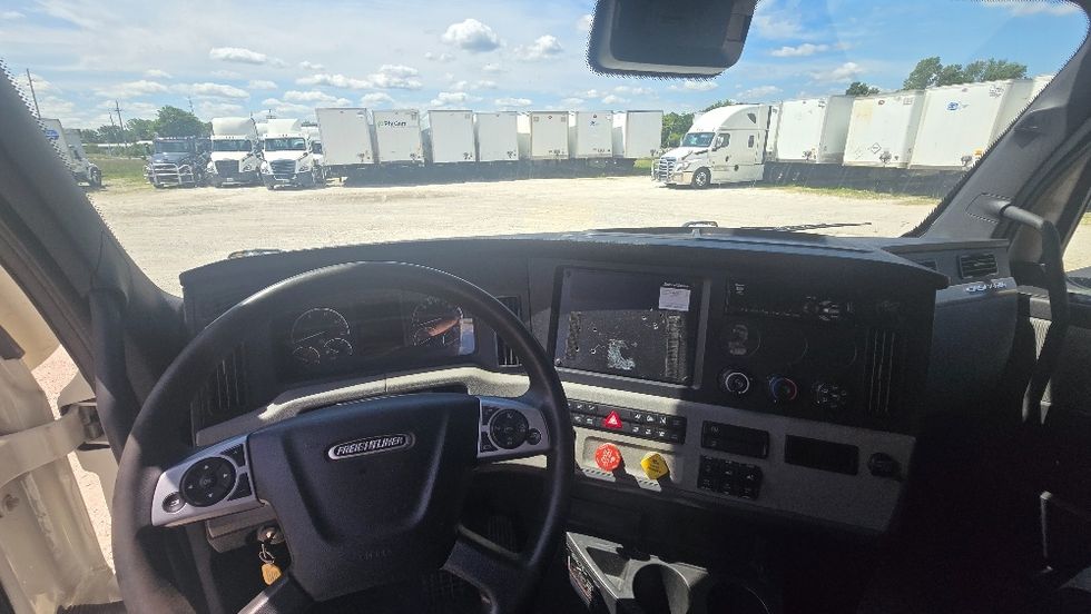 Sleeper Tractor-Heavy Duty Tractors-Freightliner-2022-T12664ST-Moberly-MO-509,096\n\t\tmiles-$ 74,000 - Image 11
