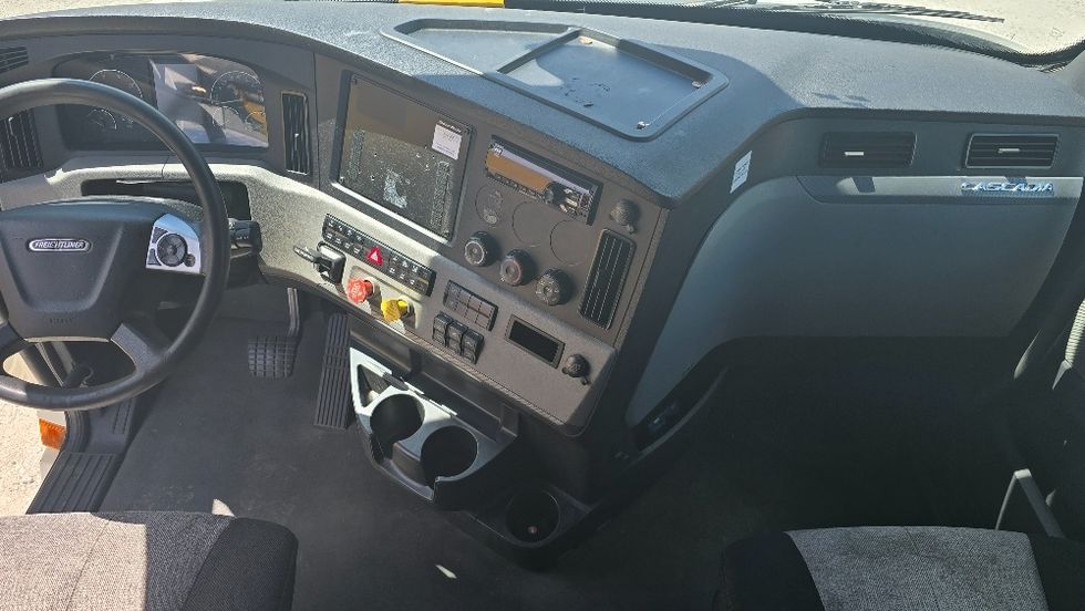 Sleeper Tractor-Heavy Duty Tractors-Freightliner-2022-T12664ST-Moberly-MO-509,096\n\t\tmiles-$ 74,000 - Image 12