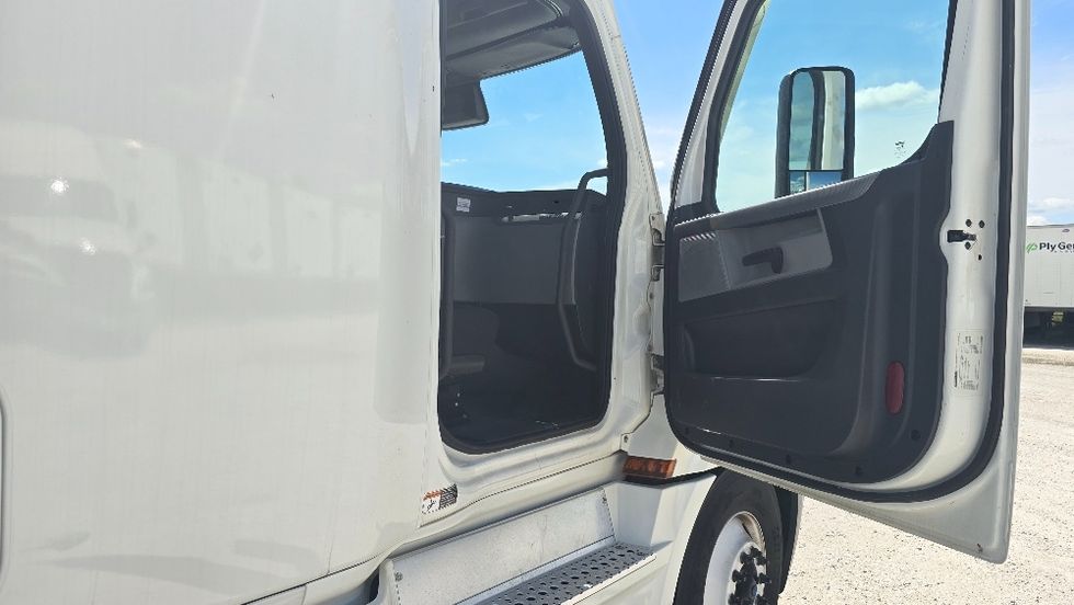 Sleeper Tractor-Heavy Duty Tractors-Freightliner-2022-T12664ST-Moberly-MO-509,096\n\t\tmiles-$ 74,000 - Image 13