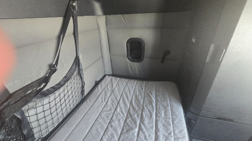 Sleeper Tractor-Heavy Duty Tractors-Freightliner-2022-T12664ST-Moberly-MO-509,096\n\t\tmiles-$ 74,000 - Image 18