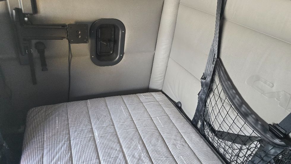 Sleeper Tractor-Heavy Duty Tractors-Freightliner-2022-T12664ST-Moberly-MO-509,096\n\t\tmiles-$ 74,000 - Image 19