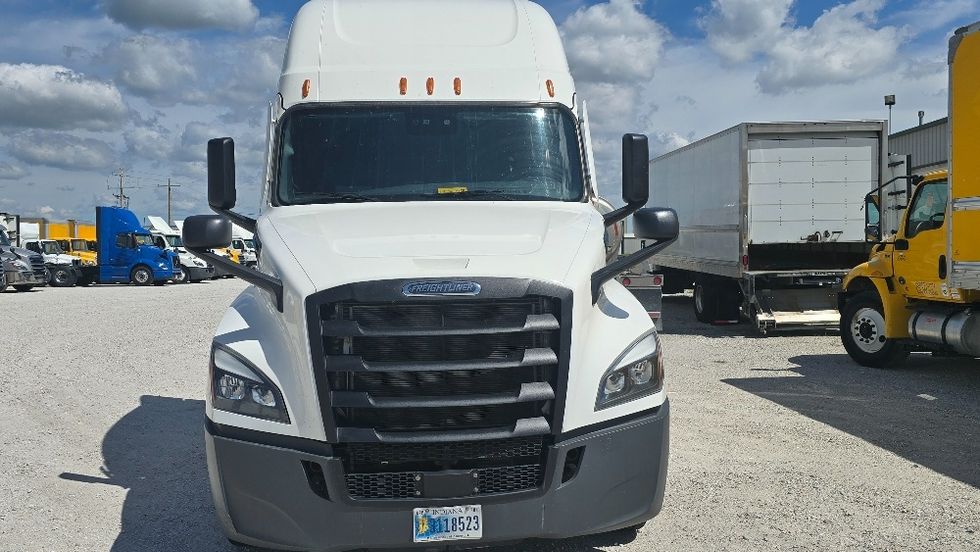 Sleeper Tractor-Heavy Duty Tractors-Freightliner-2022-T12664ST-Moberly-MO-509,096\n\t\tmiles-$ 74,000 - Image 2