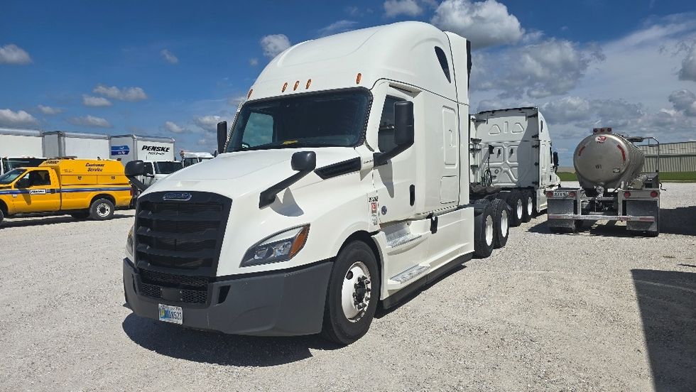 Sleeper Tractor-Heavy Duty Tractors-Freightliner-2022-T12664ST-Moberly-MO-509,096\n\t\tmiles-$ 74,000 - Image 3