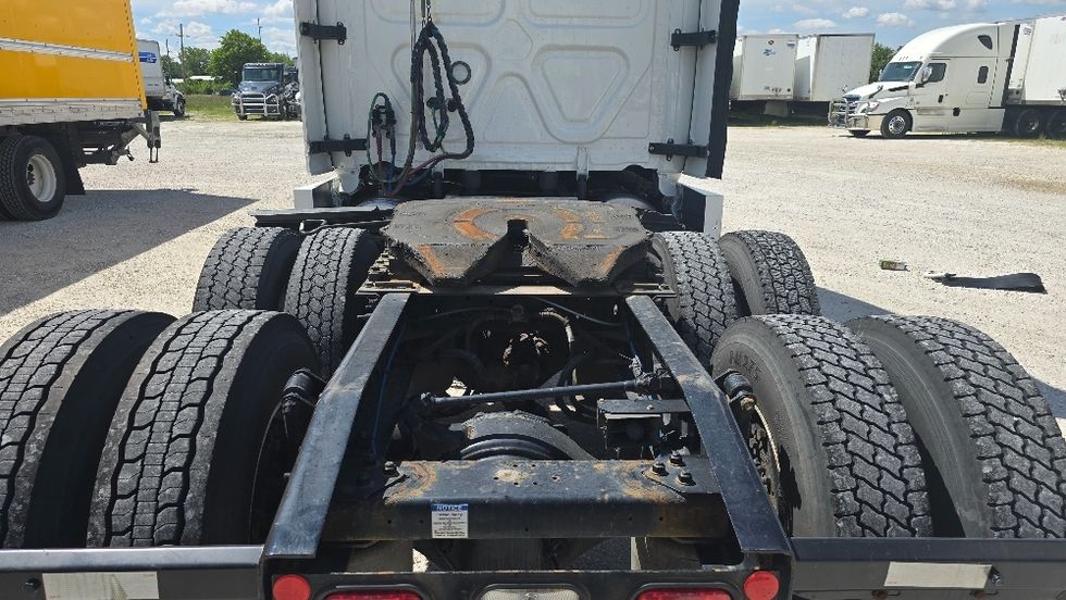 Sleeper Tractor-Heavy Duty Tractors-Freightliner-2022-T12664ST-Moberly-MO-509,096\n\t\tmiles-$ 74,000 - Image 6