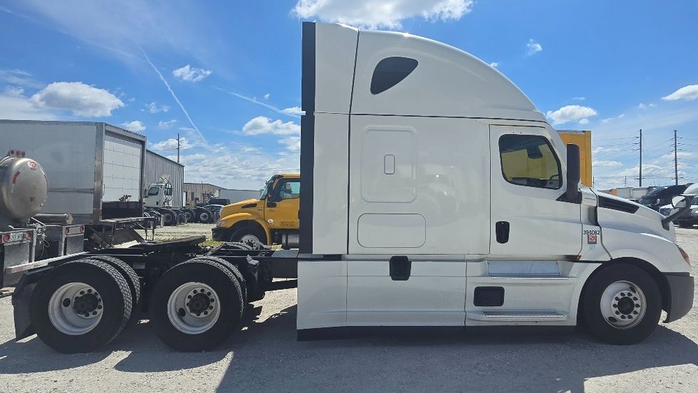 Sleeper Tractor-Heavy Duty Tractors-Freightliner-2022-T12664ST-Moberly-MO-509,096\n\t\tmiles-$ 74,000 - Image 8
