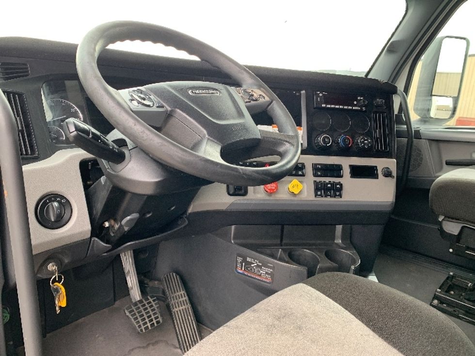 Sleeper Tractor-Heavy Duty Tractors-Freightliner-2022-T12664ST-Moberly-MO-676,598\n\t\tmiles-$ 54,000 - Image 10