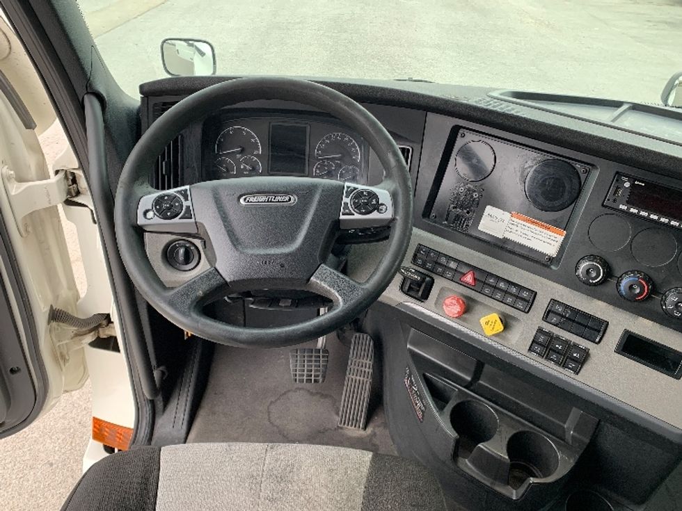 Sleeper Tractor-Heavy Duty Tractors-Freightliner-2022-T12664ST-Moberly-MO-676,598\n\t\tmiles-$ 54,000 - Image 11