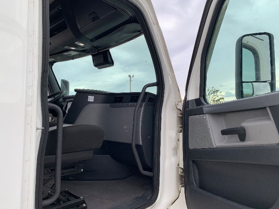 Sleeper Tractor-Heavy Duty Tractors-Freightliner-2022-T12664ST-Moberly-MO-676,598\n\t\tmiles-$ 54,000 - Image 13