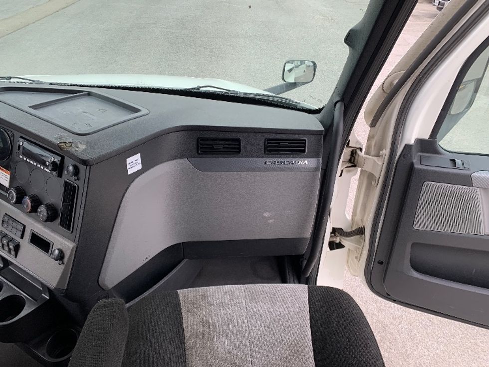 Sleeper Tractor-Heavy Duty Tractors-Freightliner-2022-T12664ST-Moberly-MO-676,598\n\t\tmiles-$ 54,000 - Image 14