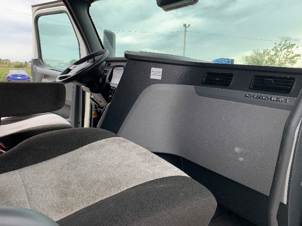 Sleeper Tractor-Heavy Duty Tractors-Freightliner-2022-T12664ST-Moberly-MO-676,598\n\t\tmiles-$ 54,000 - Image 15