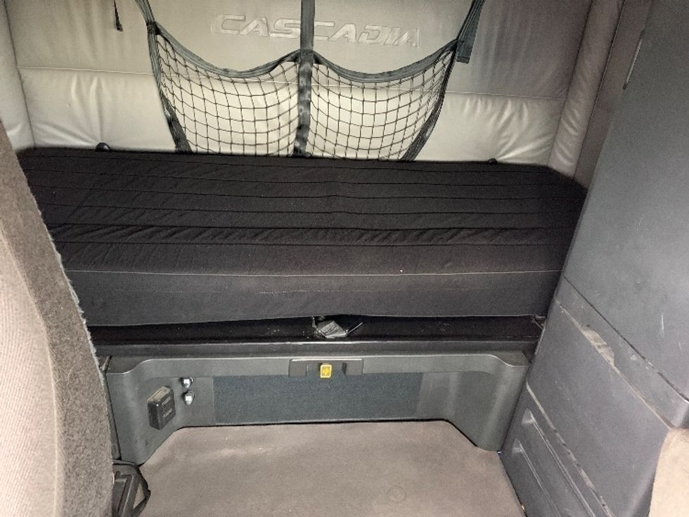 Sleeper Tractor-Heavy Duty Tractors-Freightliner-2022-T12664ST-Moberly-MO-676,598\n\t\tmiles-$ 54,000 - Image 16