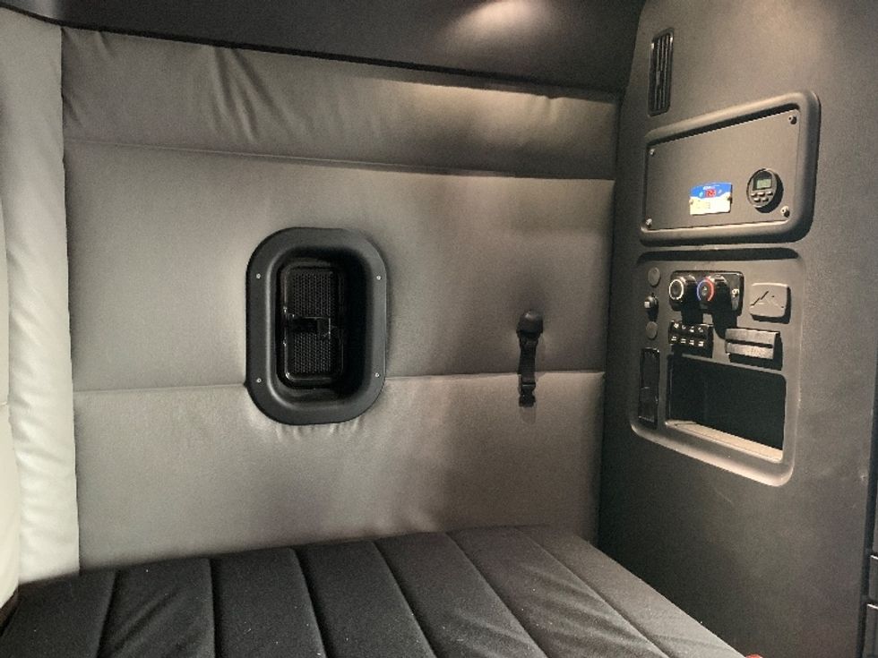 Sleeper Tractor-Heavy Duty Tractors-Freightliner-2022-T12664ST-Moberly-MO-676,598\n\t\tmiles-$ 54,000 - Image 18