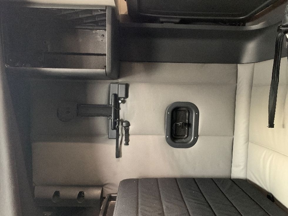 Sleeper Tractor-Heavy Duty Tractors-Freightliner-2022-T12664ST-Moberly-MO-676,598\n\t\tmiles-$ 54,000 - Image 19