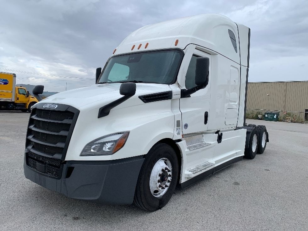 Sleeper Tractor-Heavy Duty Tractors-Freightliner-2022-T12664ST-Moberly-MO-676,598\n\t\tmiles-$ 54,000 - Image 3