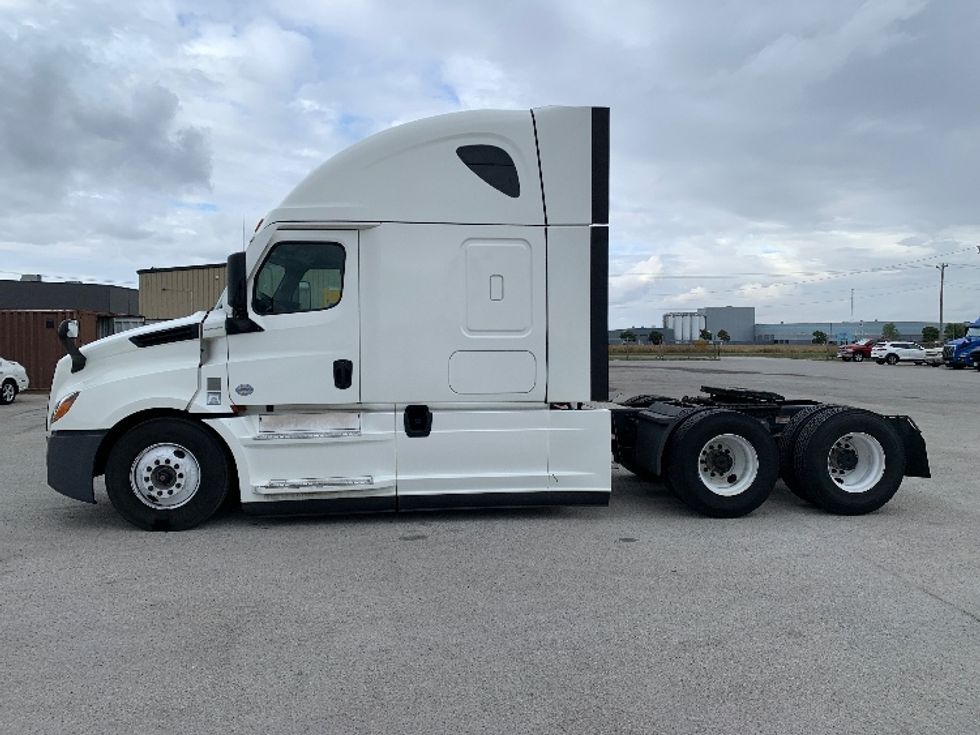 Sleeper Tractor-Heavy Duty Tractors-Freightliner-2022-T12664ST-Moberly-MO-676,598\n\t\tmiles-$ 54,000 - Image 4