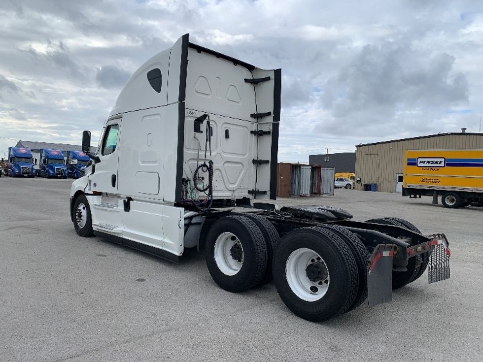 Sleeper Tractor-Heavy Duty Tractors-Freightliner-2022-T12664ST-Moberly-MO-676,598\n\t\tmiles-$ 54,000 - Image 5