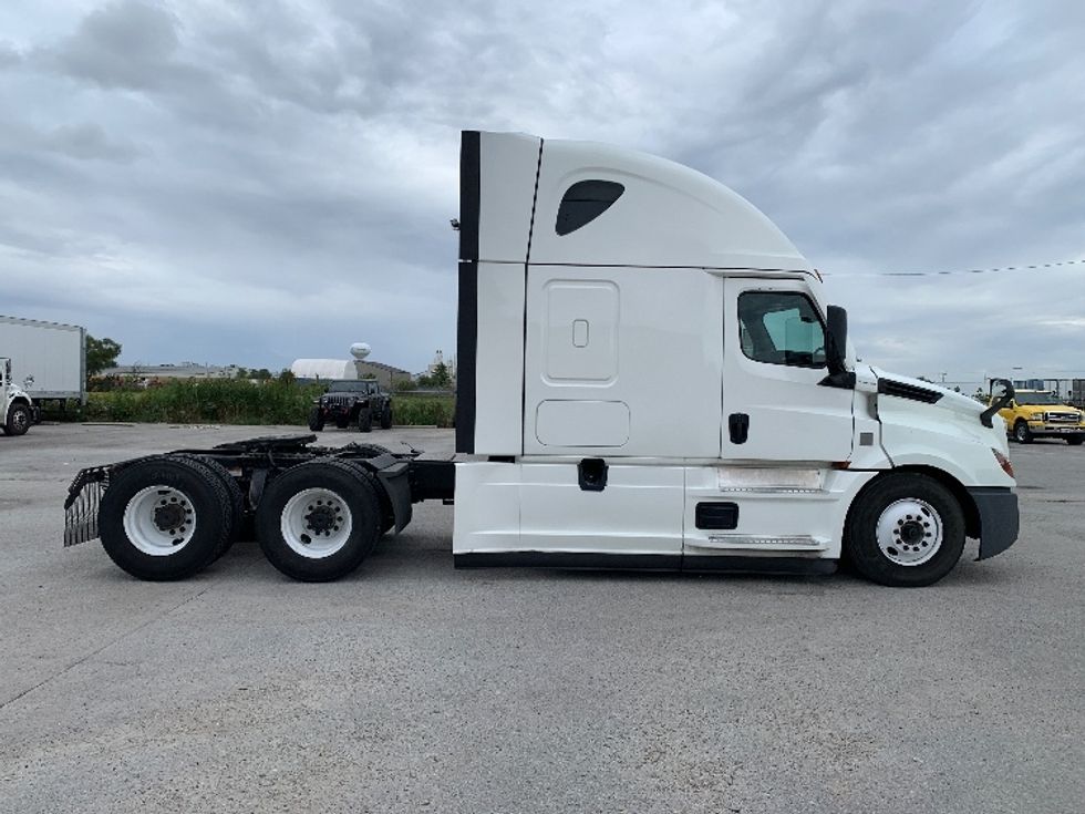 Sleeper Tractor-Heavy Duty Tractors-Freightliner-2022-T12664ST-Moberly-MO-676,598\n\t\tmiles-$ 54,000 - Image 8