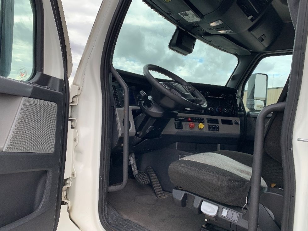 Sleeper Tractor-Heavy Duty Tractors-Freightliner-2022-T12664ST-Moberly-MO-676,598\n\t\tmiles-$ 54,000 - Image 9