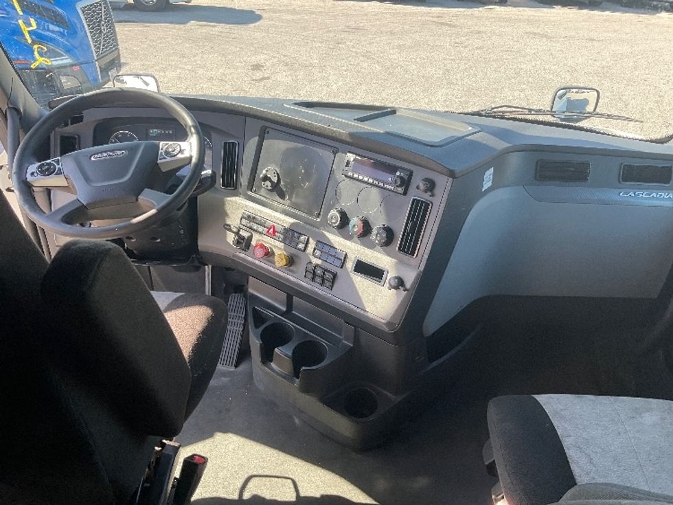 Sleeper Tractor-Heavy Duty Tractors-Freightliner-2022-T12664ST-Moberly-MO-740,302\n\t\tmiles-$ 47,750 - Image 12