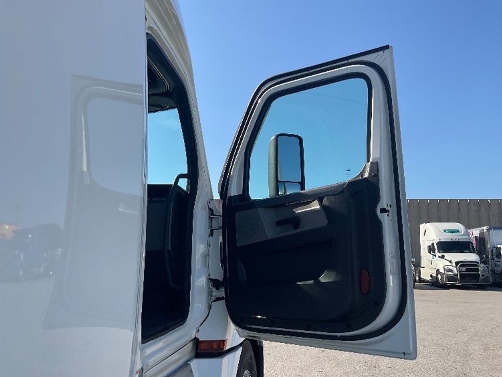 Sleeper Tractor-Heavy Duty Tractors-Freightliner-2022-T12664ST-Moberly-MO-740,302\n\t\tmiles-$ 47,750 - Image 13