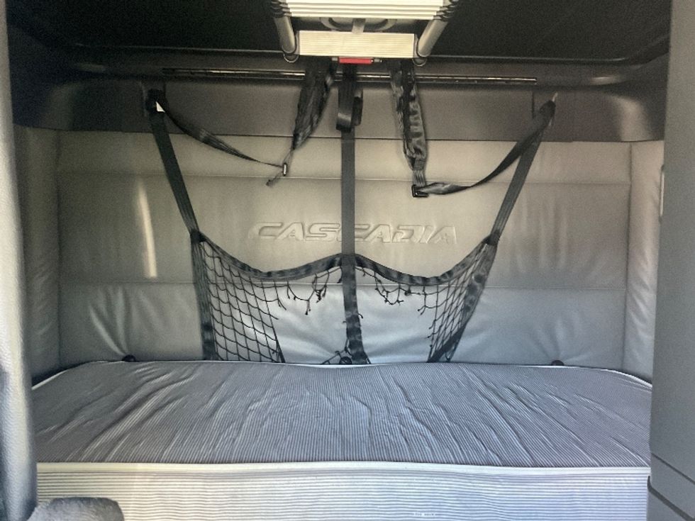 Sleeper Tractor-Heavy Duty Tractors-Freightliner-2022-T12664ST-Moberly-MO-740,302\n\t\tmiles-$ 47,750 - Image 16