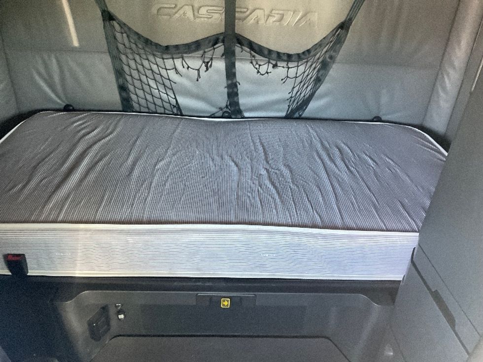 Sleeper Tractor-Heavy Duty Tractors-Freightliner-2022-T12664ST-Moberly-MO-740,302\n\t\tmiles-$ 47,750 - Image 17