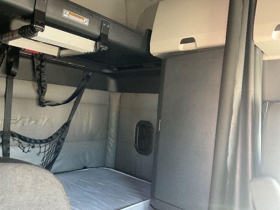 Sleeper Tractor-Heavy Duty Tractors-Freightliner-2022-T12664ST-Moberly-MO-740,302\n\t\tmiles-$ 47,750 - Image 18