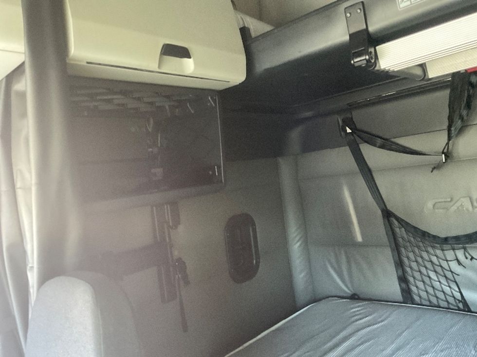 Sleeper Tractor-Heavy Duty Tractors-Freightliner-2022-T12664ST-Moberly-MO-740,302\n\t\tmiles-$ 47,750 - Image 19