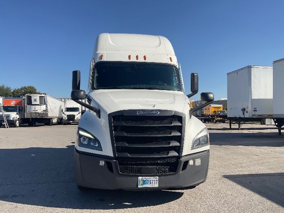 2022 Freightliner Cascadia 126" Sleeper Cab photo 2