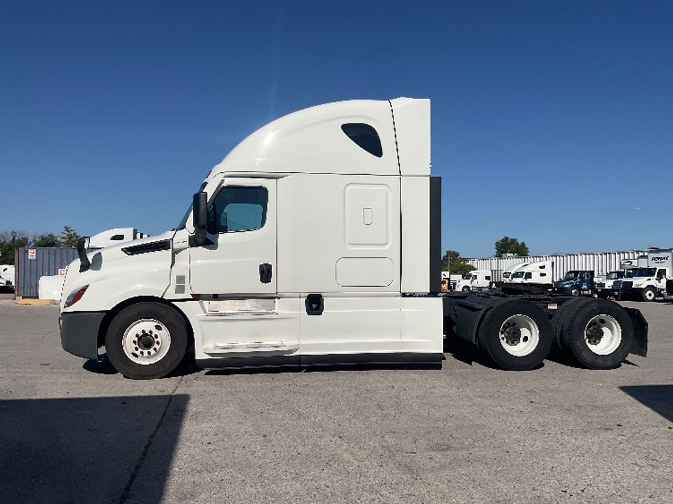 2022 Freightliner Cascadia 126" Sleeper Cab photo 4