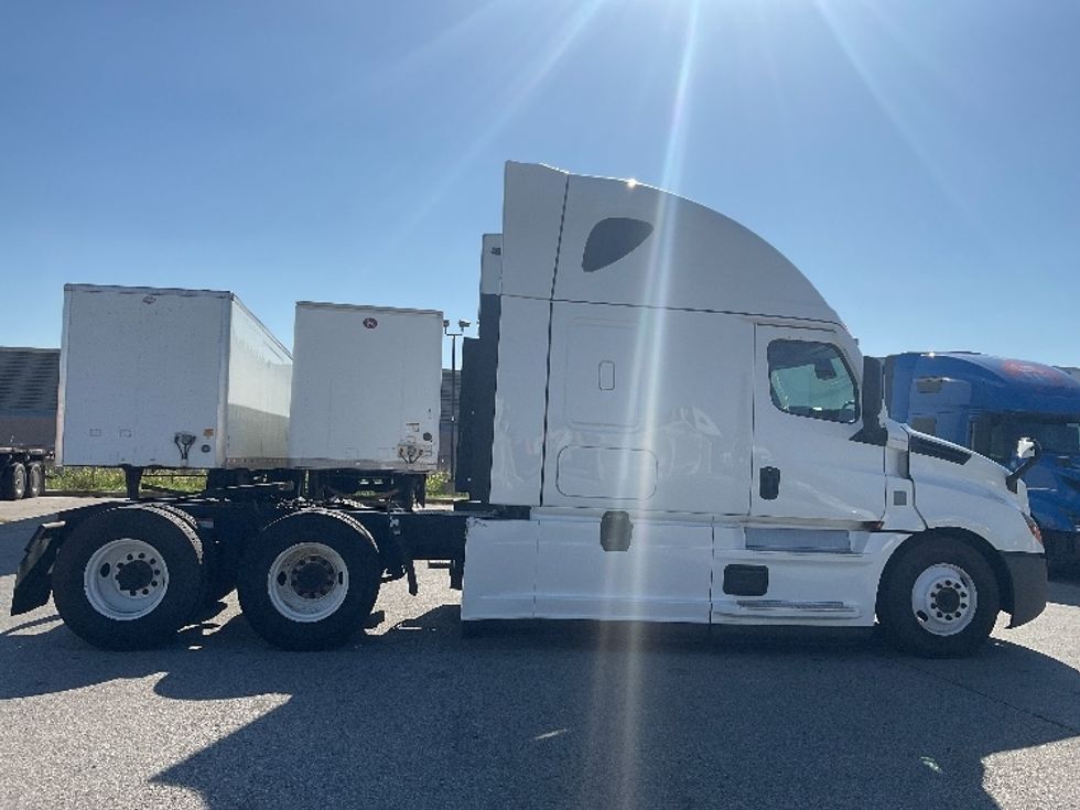 Sleeper Tractor-Heavy Duty Tractors-Freightliner-2022-T12664ST-Moberly-MO-740,302\n\t\tmiles-$ 47,750 - Image 8