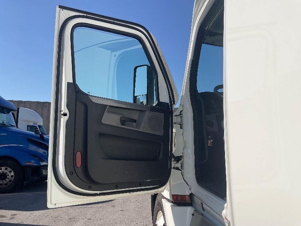 Sleeper Tractor-Heavy Duty Tractors-Freightliner-2022-T12664ST-Moberly-MO-740,302\n\t\tmiles-$ 47,750 - Image 9