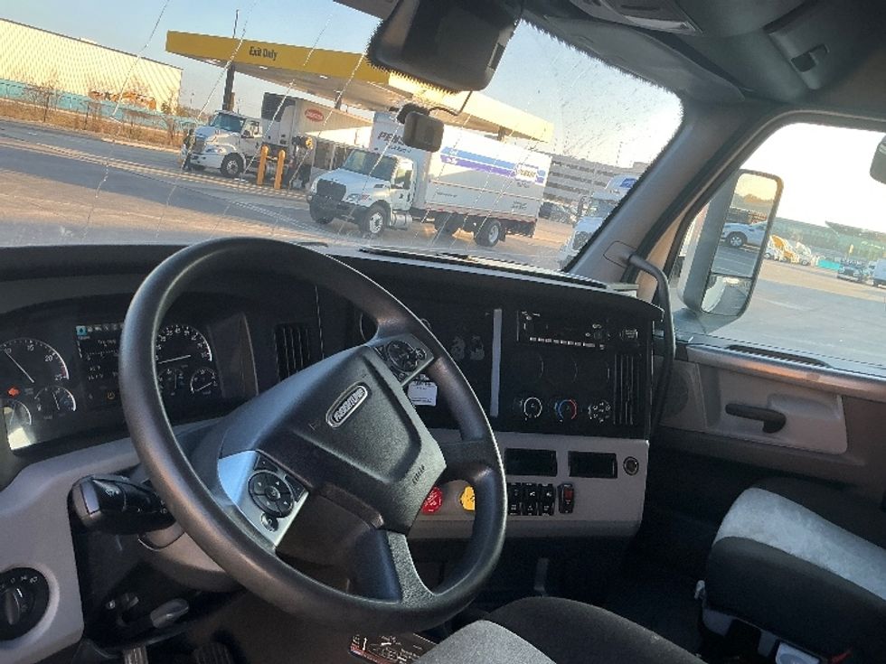 Sleeper Tractor-Heavy Duty Tractors-Freightliner-2022-T12664ST-Mobile-AL-354,958\n\t\tmiles-$ 84,750 - Image 10