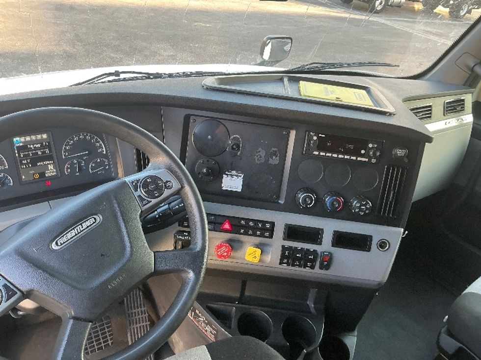 Sleeper Tractor-Heavy Duty Tractors-Freightliner-2022-T12664ST-Mobile-AL-354,958\n\t\tmiles-$ 84,750 - Image 11