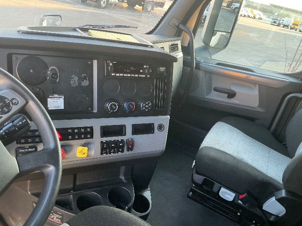 Sleeper Tractor-Heavy Duty Tractors-Freightliner-2022-T12664ST-Mobile-AL-354,958\n\t\tmiles-$ 84,750 - Image 12