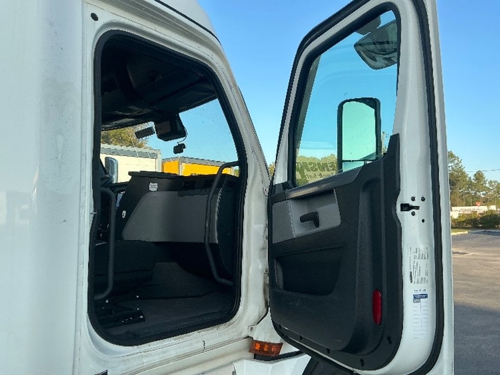 Sleeper Tractor-Heavy Duty Tractors-Freightliner-2022-T12664ST-Mobile-AL-354,958\n\t\tmiles-$ 84,750 - Image 13