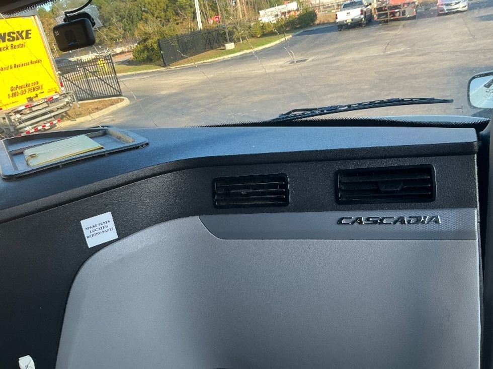 Sleeper Tractor-Heavy Duty Tractors-Freightliner-2022-T12664ST-Mobile-AL-354,958\n\t\tmiles-$ 84,750 - Image 14