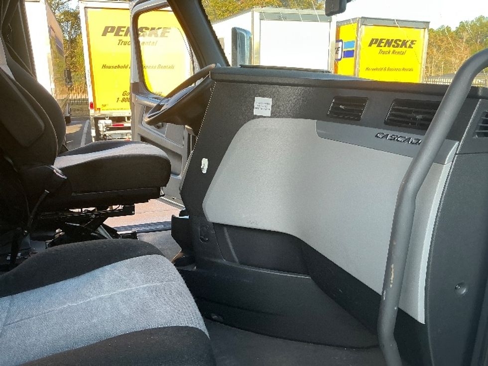 Sleeper Tractor-Heavy Duty Tractors-Freightliner-2022-T12664ST-Mobile-AL-354,958\n\t\tmiles-$ 84,750 - Image 15