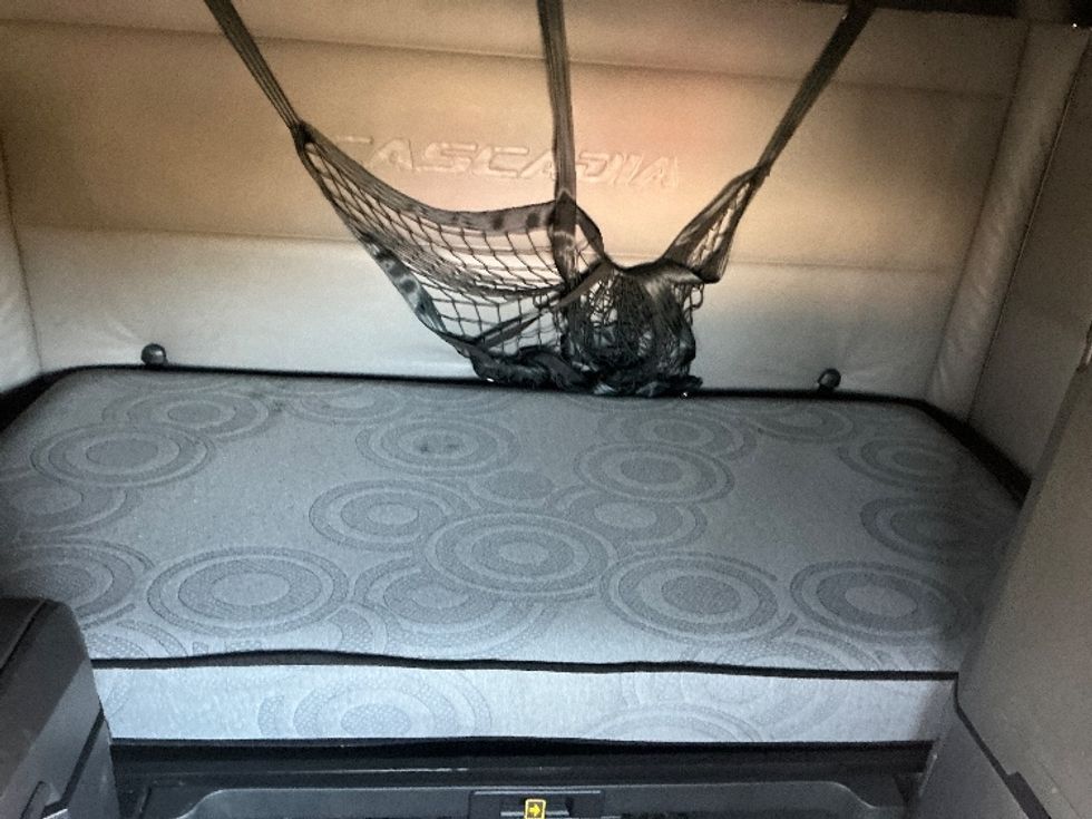 Sleeper Tractor-Heavy Duty Tractors-Freightliner-2022-T12664ST-Mobile-AL-354,958\n\t\tmiles-$ 84,750 - Image 16