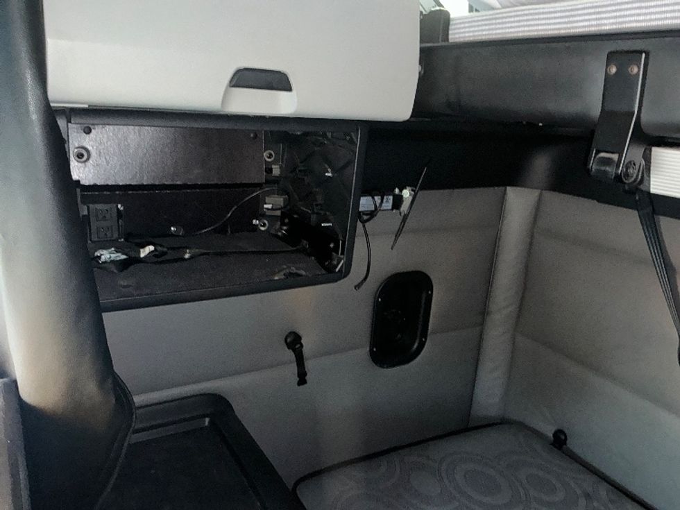 Sleeper Tractor-Heavy Duty Tractors-Freightliner-2022-T12664ST-Mobile-AL-354,958\n\t\tmiles-$ 84,750 - Image 19