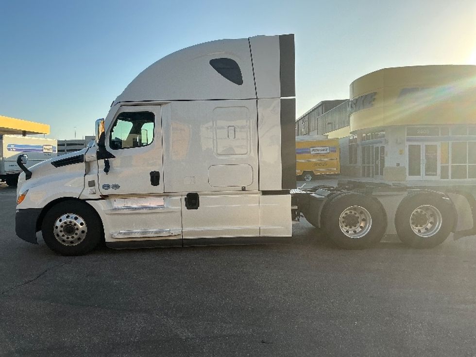 Sleeper Tractor-Heavy Duty Tractors-Freightliner-2022-T12664ST-Mobile-AL-354,958\n\t\tmiles-$ 84,750 - Image 4