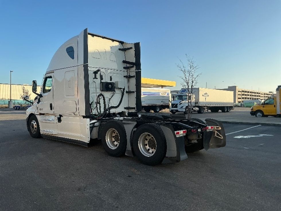 Sleeper Tractor-Heavy Duty Tractors-Freightliner-2022-T12664ST-Mobile-AL-354,958\n\t\tmiles-$ 84,750 - Image 5