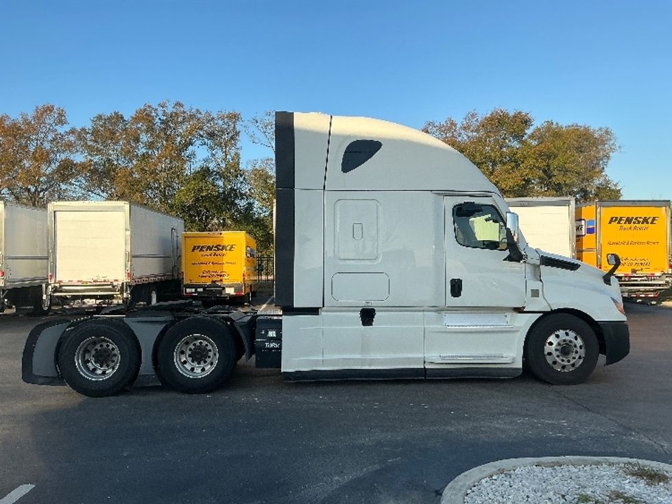 Sleeper Tractor-Heavy Duty Tractors-Freightliner-2022-T12664ST-Mobile-AL-354,958\n\t\tmiles-$ 84,750 - Image 8