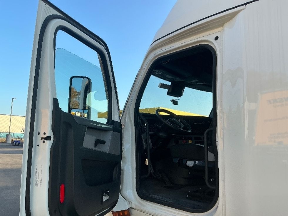 Sleeper Tractor-Heavy Duty Tractors-Freightliner-2022-T12664ST-Mobile-AL-354,958\n\t\tmiles-$ 84,750 - Image 9