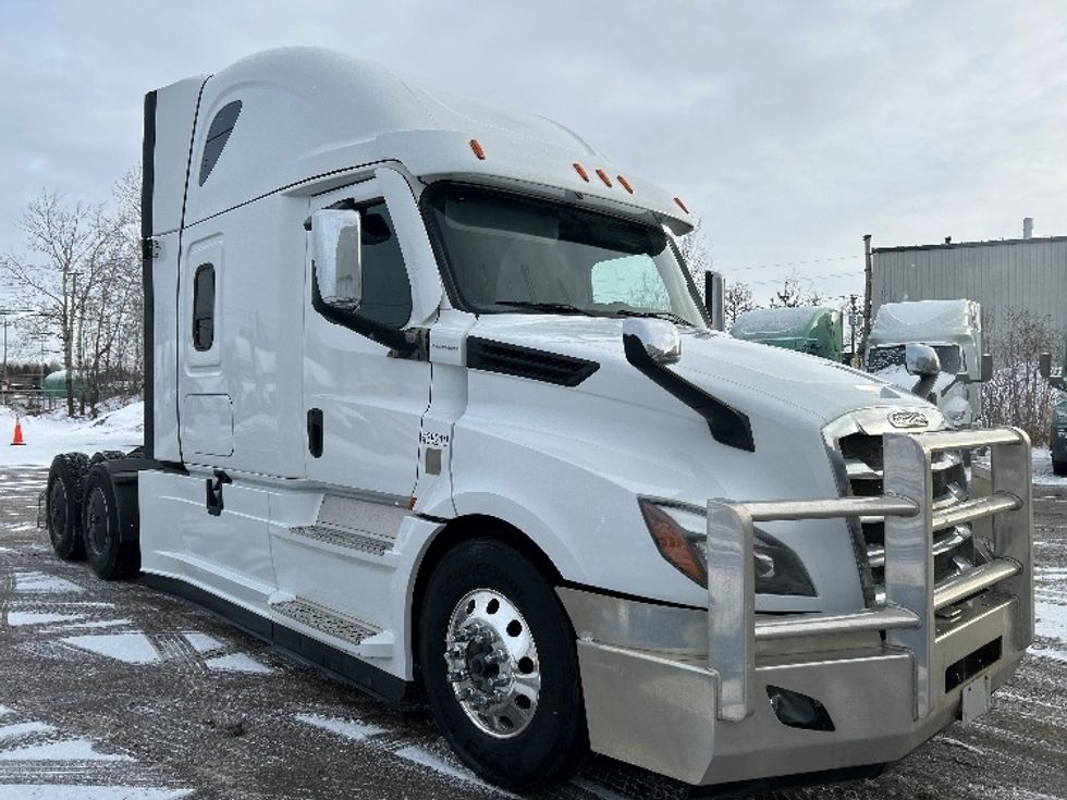 Sleeper Tractor-Heavy Duty Tractors-Freightliner-2022-T12664ST-Moncton-NB-868,328\n\t\tkm-$ 78,000 - Image 1