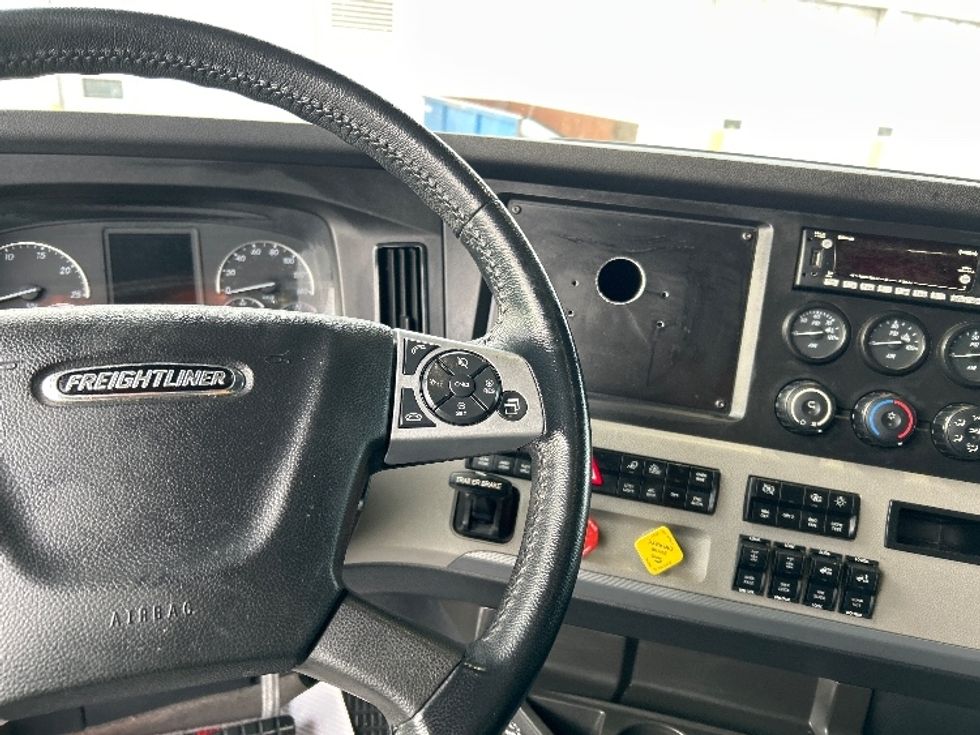 Sleeper Tractor-Heavy Duty Tractors-Freightliner-2022-T12664ST-Moncton-NB-868,328\n\t\tkm-$ 78,000 - Image 11